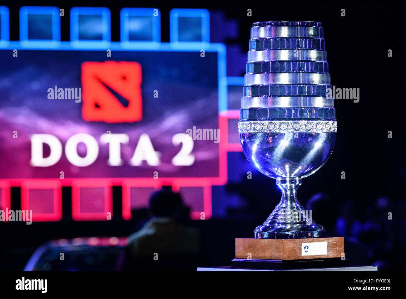 Der ESL-Trophäe vor dem Dota 2-Logo. GES/eSport/ESL Ein Hamburg, 27.10.2018 Esport: die ESL ein Hamburg, 27. Oktober 2018 | Verwendung weltweit Stockfoto