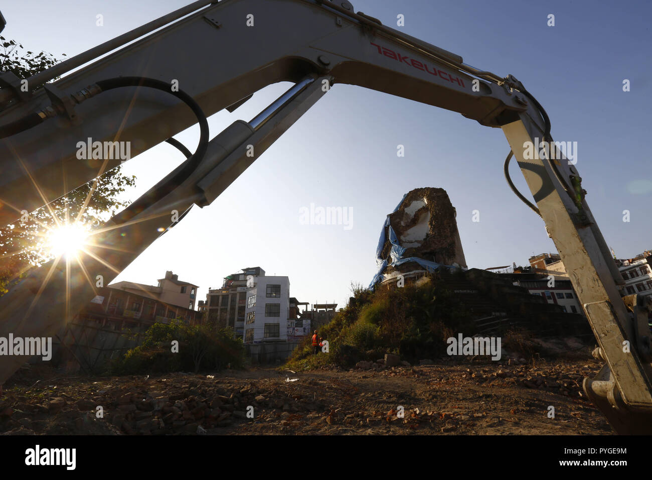 Kathmandu, Nepal. 28 Okt, 2018. Nepalesische Arbeiter arbeiten an der Rekonstruktion des Dharahara Turm, die während des Erdbebens in Nepal Kathmandu, Nepal 2015 am Sonntag zusammengebrochen war, Oktober 28, 2018. Credit: Skanda Gautam/ZUMA Draht/Alamy leben Nachrichten Stockfoto