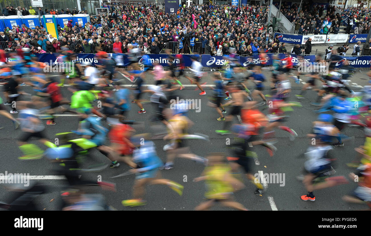 Frankfurt am Main, Deutschland. 28 Okt, 2018. Die Teilnehmer des Frankfurt Marathon starten ab dem Ausgangspunkt an der Friedrich-Ebert-Anlage. Die Frankfurter laufende Veranstaltung ist der älteste Stadtmarathon in Deutschland. Credit: Silas Stein/dpa/Alamy leben Nachrichten Stockfoto