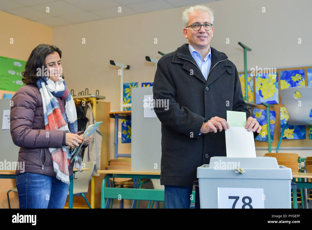 Offenbach, Deutschland. 28 Okt, 2018. Tarek Al-Wazir, der Hessischen Wirtschaft und Verkehr Minister und Spitzenkandidat von Bündnis 90/Die Grünen, und seine Frau Bushra Barakat wird in die urne an der Ernst Reuter Schule stimmen. Foto: Uwe Anspach/dpa/Alamy leben Nachrichten Stockfoto