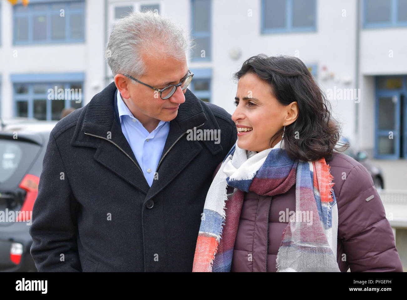 28 Oktober 2018, Hessen, Offenbach: Tarek Al-Wazir, dem hessischen Wirtschafts- und Verkehrsminister und Spitzenkandidat von Bündnis 90/Die Grünen, und seine Frau Bushra Barakat verlassen den Schulhof der Ernst-Reuter-Schule nach der Abstimmung. Foto: Uwe Anspach/dpa Stockfoto