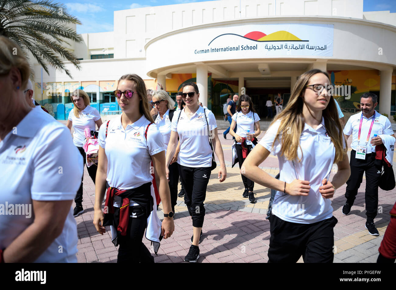 Turnteam Deutschland verlässt die Deutsche Schule. GES/Turnen/Gymnastik Weltmeisterschaften in Doha, besuchen Sie Turnteam Deutschland in der Deutschen Schule Doha, 28.10.2018 - GES/Turnen/Gymnastik-WM: 28.10.2018 - | Verwendung weltweit Stockfoto