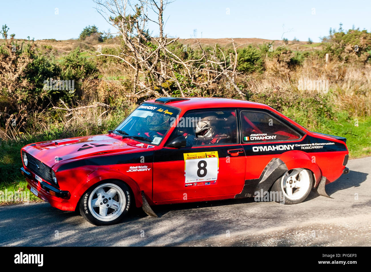 Ballydehob, West Cork, Irland. 28. Okt 2018. Mit der Sonne, Rallye Fahrer Jason O'Mahony und sein Navigator Jonathan O'Mahony Fliegen entlang der Straße in einem Ford Escort MK2 während einer Phase des Fastnet Rallye 2018 von Skibbereen Auto Club organisiert. Credit: Andy Gibson/Alamy Leben Nachrichten. Stockfoto