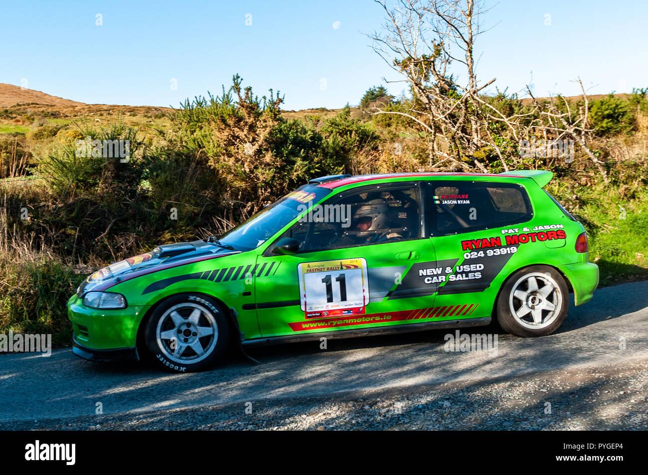 Ballydehob, West Cork, Irland. 28. Okt 2018. Mit der Sonne, Rallye Fahrer Jason Ryan und sein Navigator Peter Keohane fliegen entlang der Straße während einer Phase des Fastnet Rallye 2018 von Skibbereen Auto Club organisiert. Credit: Andy Gibson/Alamy Leben Nachrichten. Stockfoto