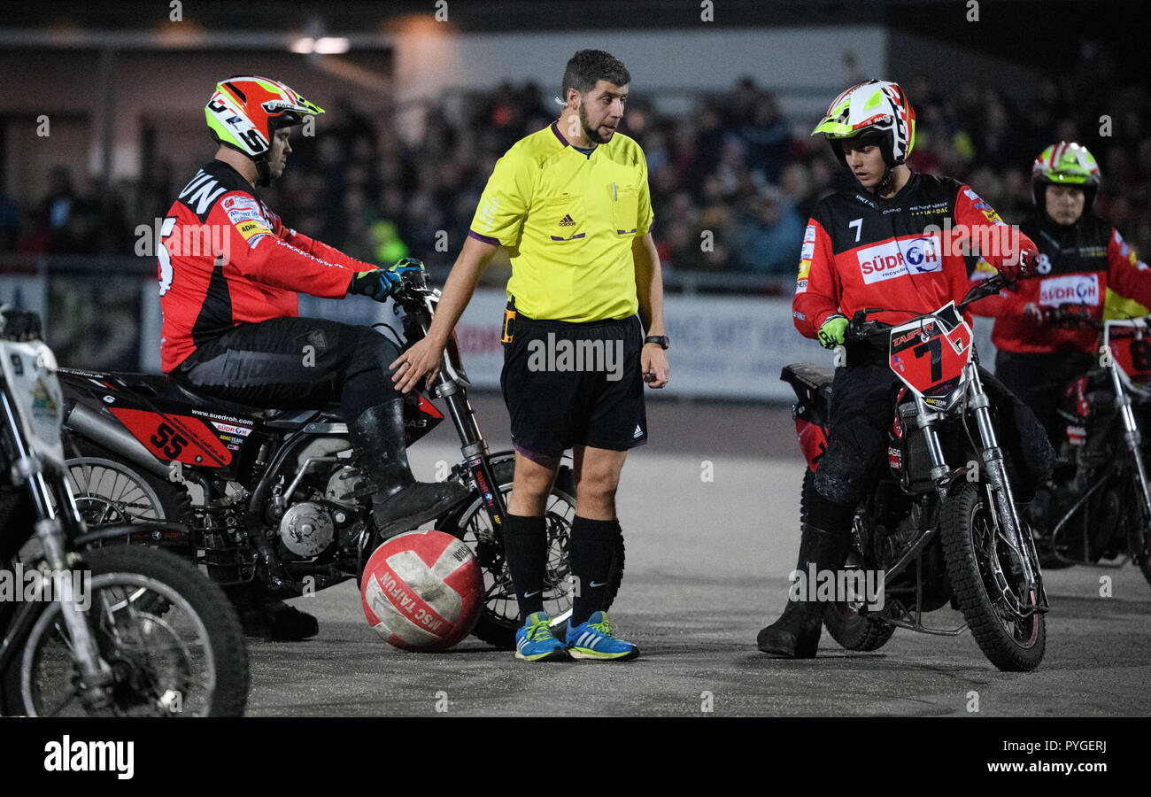 Rheinstetten Mörsch, Deutschland. 27 Okt, 2018. Schiedsrichter Tom Friedrich mit Patrick Palach (mörsch)/l. und Justin Tichatschek (mörsch)/r. GES/Motoball/1.Liga, Finale der Deutschen Meisterschaft 2018, MSC Puma Kuppenheim - MSC Taifun Mörsch, Motoball: 27.10.2018 1.Liga: Endgültige MSC Puma Kuppenheim - MSC Taifun Mörsch, Mörsch, Oktober 27, 2018 | Verwendung der weltweiten Kredit: dpa/Alamy leben Nachrichten Stockfoto