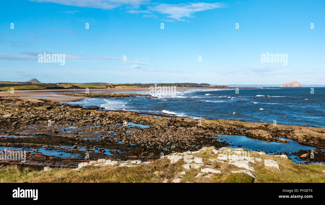 Tyninghame, East Lothian, Schottland, Vereinigtes Königreich, 28. Oktober 2018. Der schottischen Ostküste mit Ravensheugh Sands Beach, und die vulkanischen Stecker von Berwick Gesetz und Bass Rock in der Ferne Stockfoto