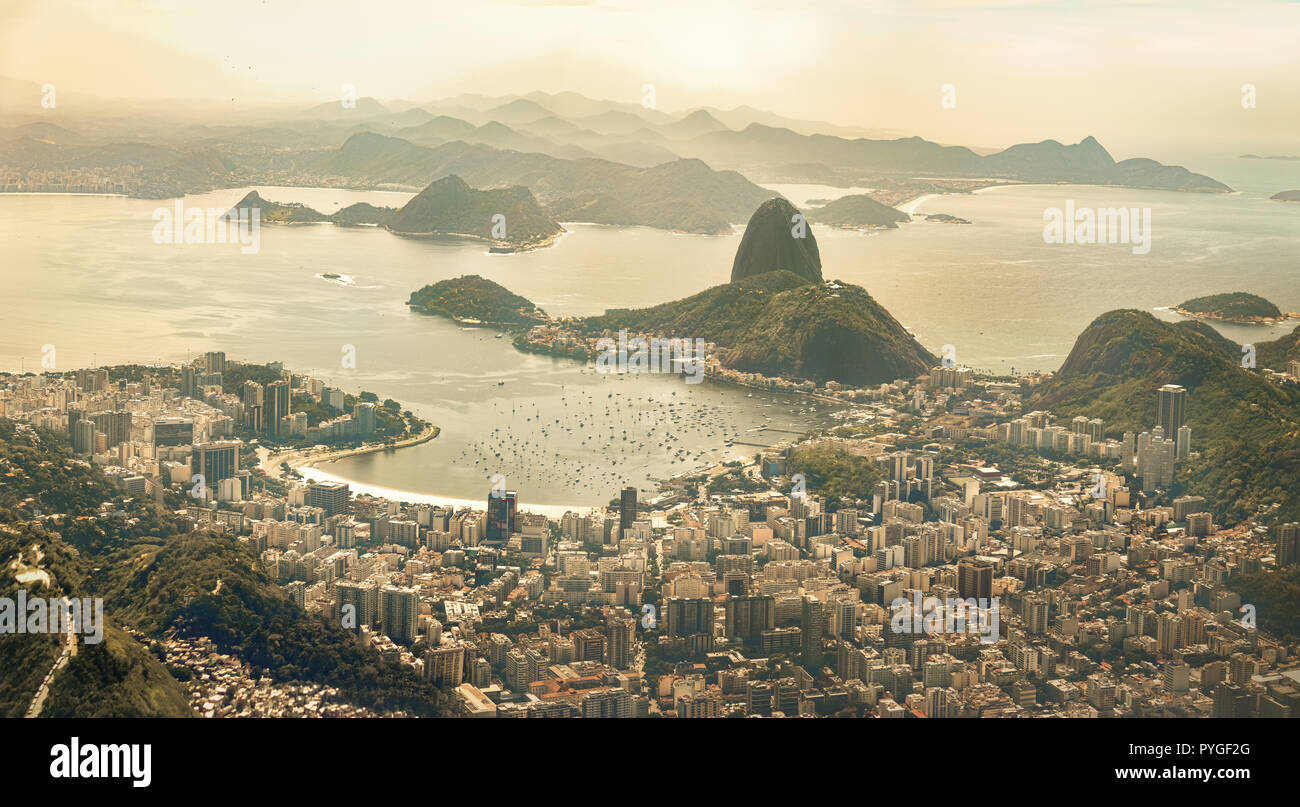 Luftaufnahme von Rio de Janeiro und Zuckerhut - Rio de Janeiro, Brasilien Stockfoto