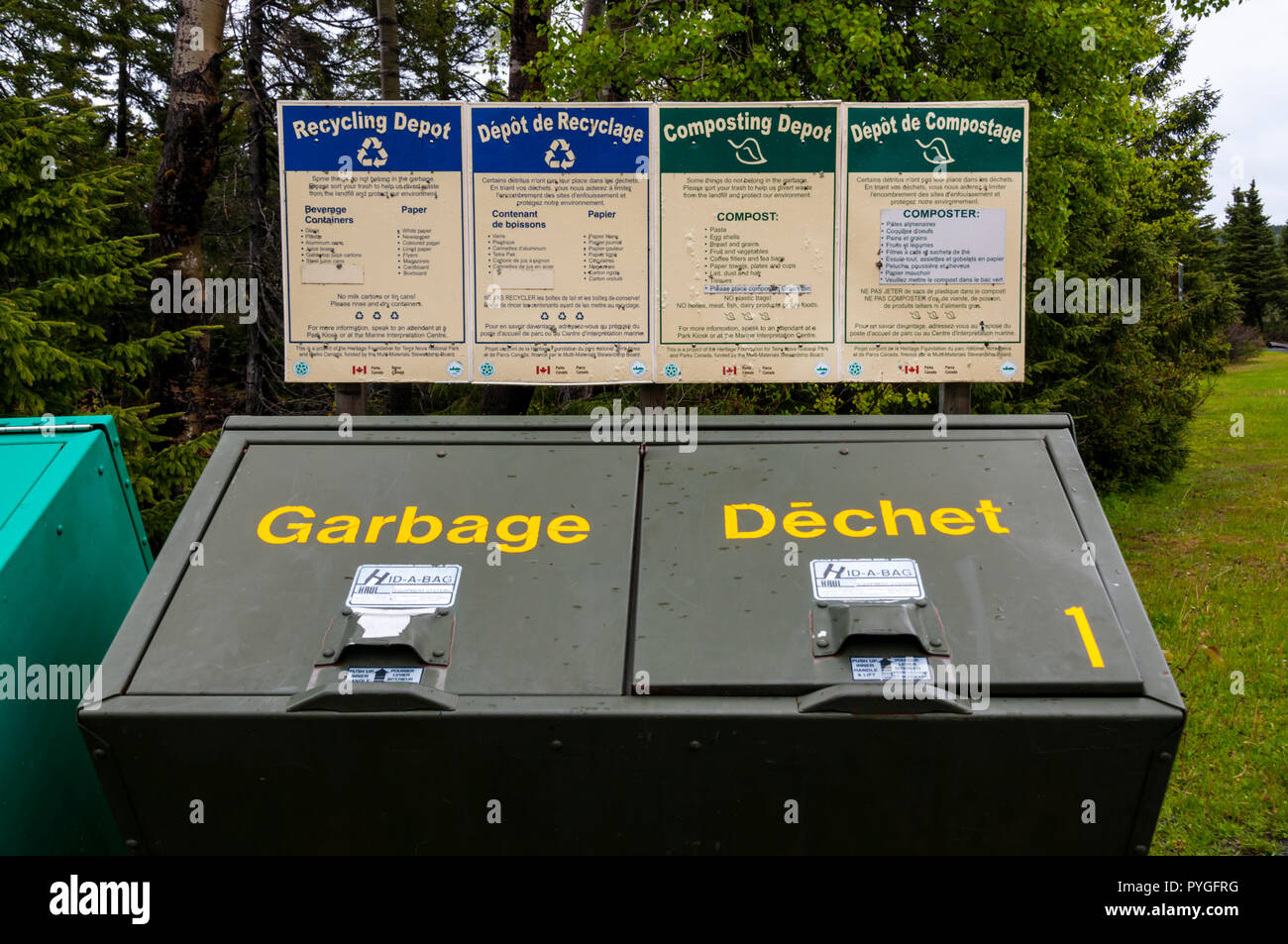 Tragen Beweis Mülleimer mit zweisprachigen Schilder in Französisch und Englisch. In Terra Nova Nationalpark, Neufundland, Kanada. Stockfoto