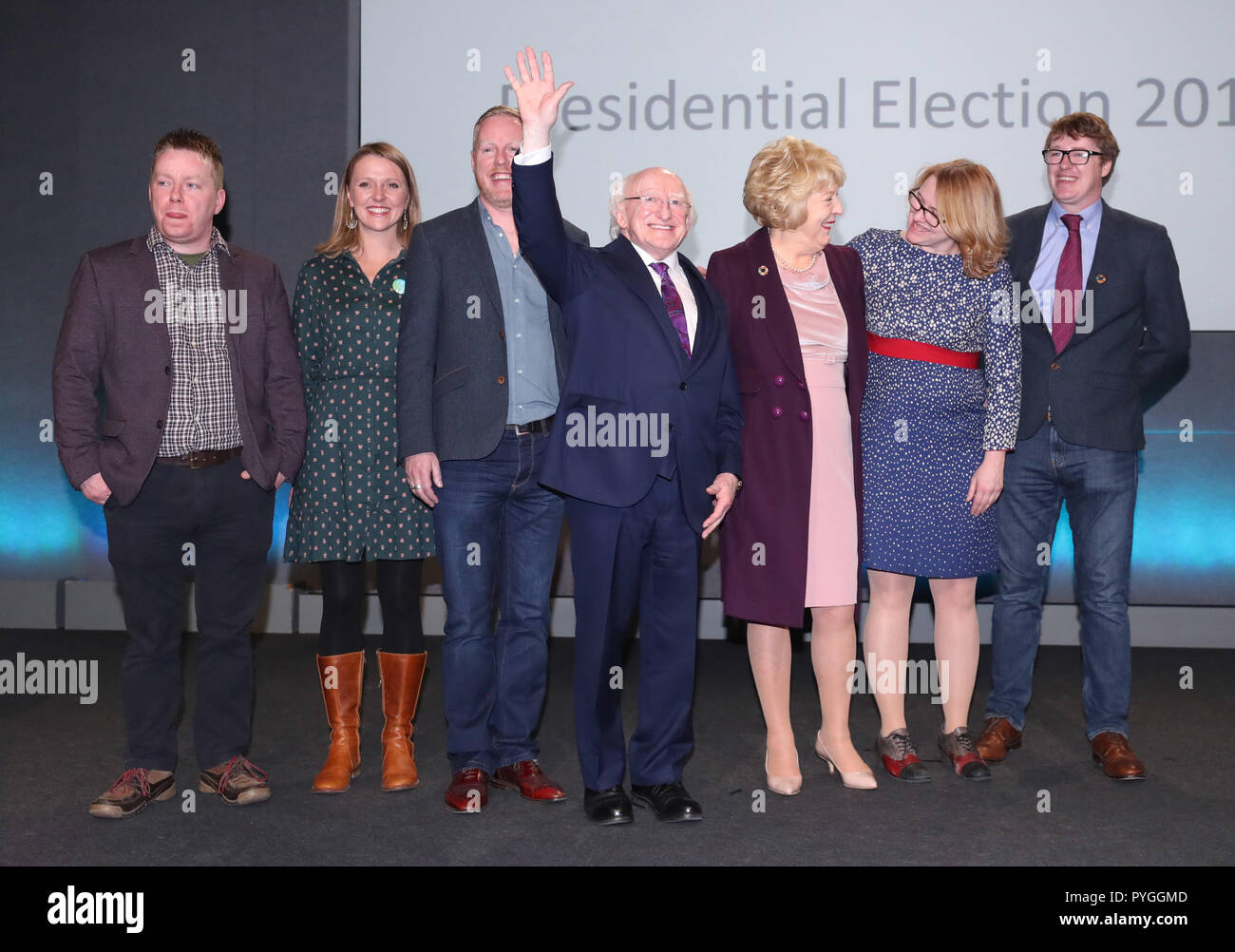 Michael D Higgins mit seiner Familie in Dublin Castle, nachdem er als Sieger der Präsidentschaftswahlen in Irland Wahl bekannt gegeben wurde. Stockfoto