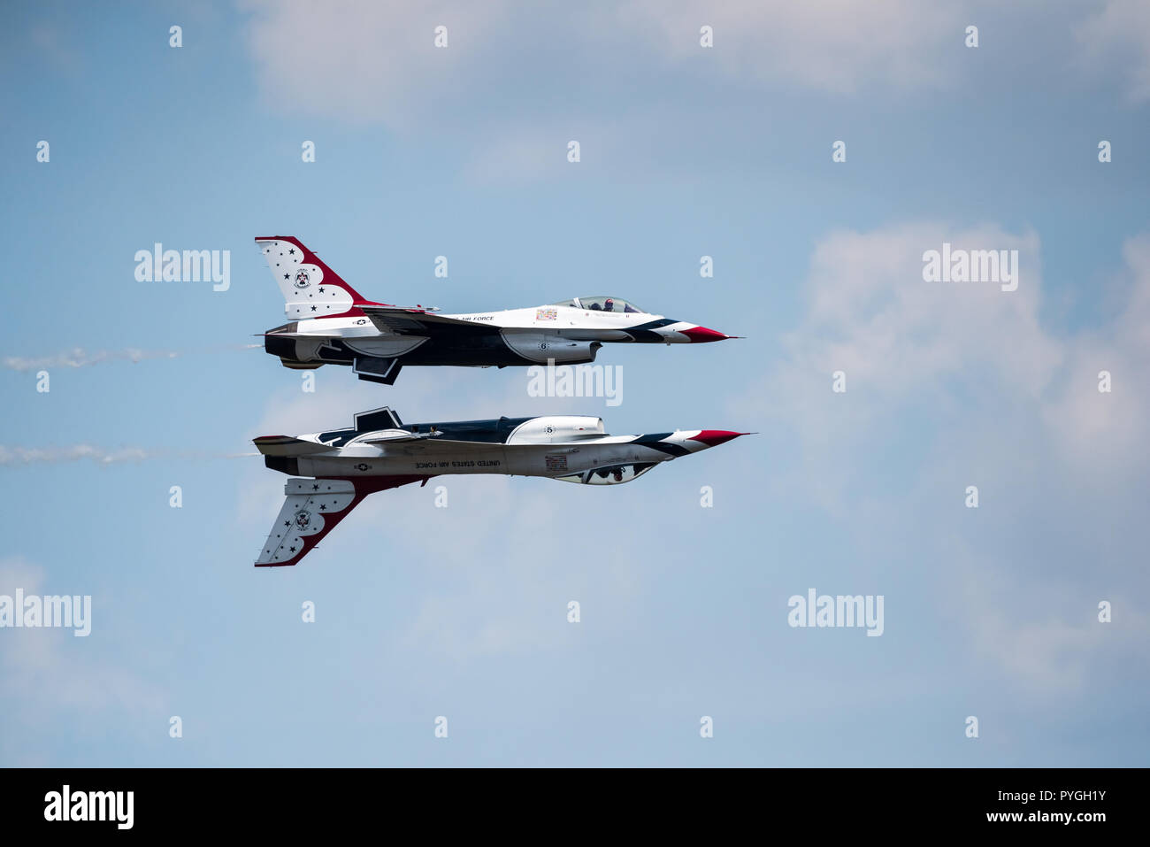 US Air Force Thunderbirds Durchführen einer Reflexion Pass Stockfoto