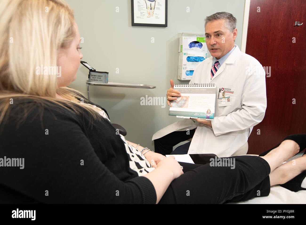 Arzt spricht mit Patienten über neueste Gewicht-Verlust-Verfahren. Stockfoto