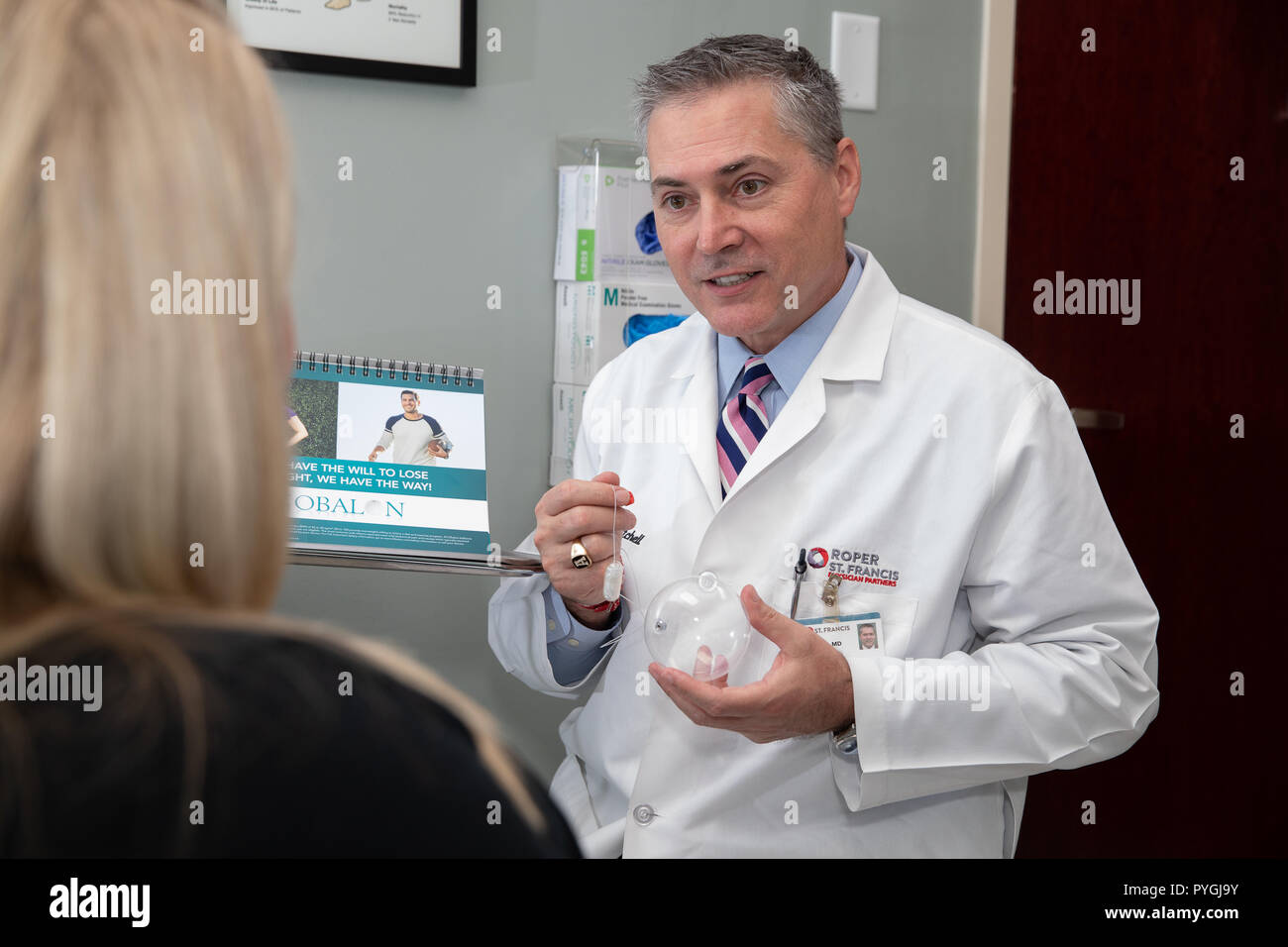 Arzt spricht mit Patienten über neueste Gewicht-Verlust-Verfahren. Stockfoto