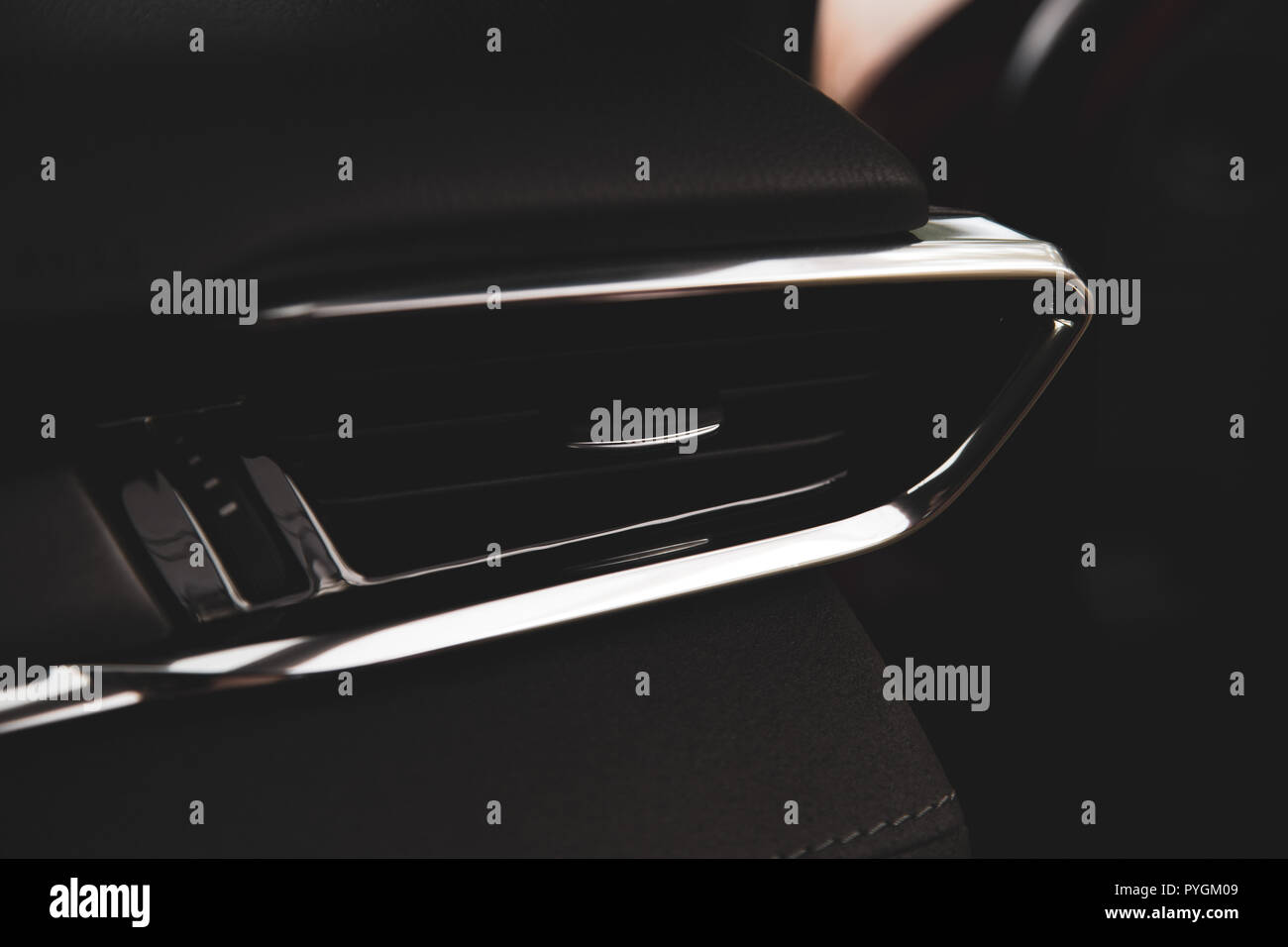 Auto innen. Neue, moderne Inneneinrichtung Premium Auto mit Ledersitzen. Farbe rot Stockfoto