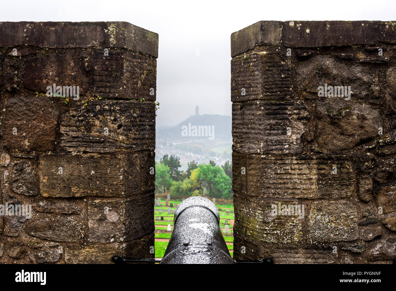 Ein Blick auf die nationalen Wallace Monument im fernen Dunst vom Grand Batterie in Stirling Castle, Schottland Stockfoto