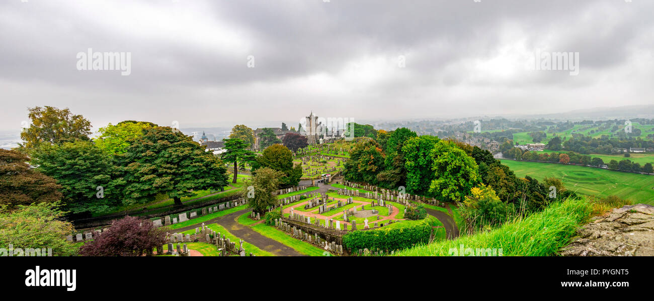 Ein Panorama von dem Friedhof zwischen Stirling Castle und die Kirche des Heiligen unhöflich, Schottland Stockfoto