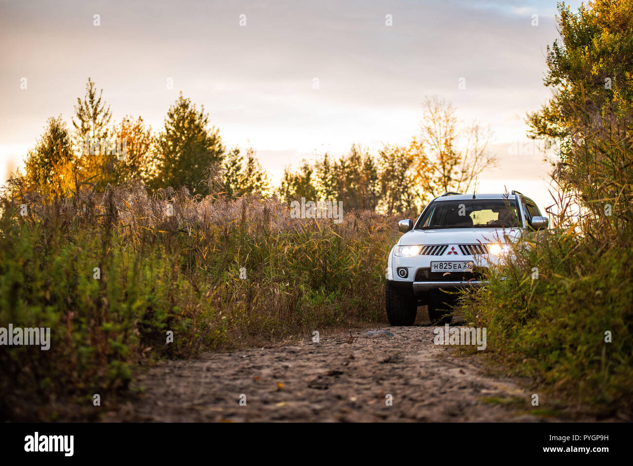 Mitsubishi Pajero Sport und Bäume im Herbst an einem sonnigen Tag. Chabarowsk, Russland. Oktober 12, 2018 Stockfoto