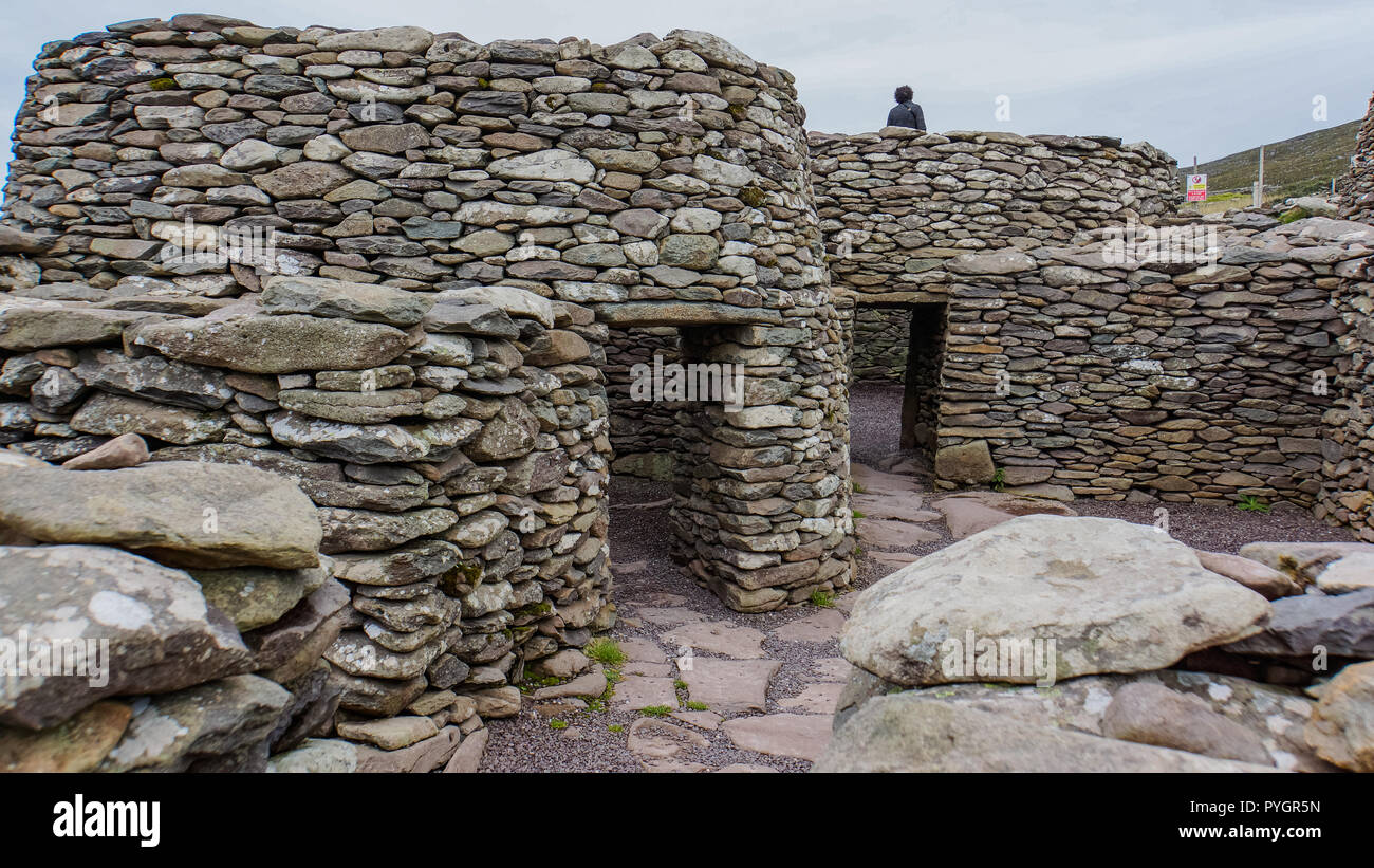 Alte Bienenstock irischen Hütten in Stein cashels oder geschlossenen Höfe, die in den frühen christlichen Periode gebildet Stockfoto
