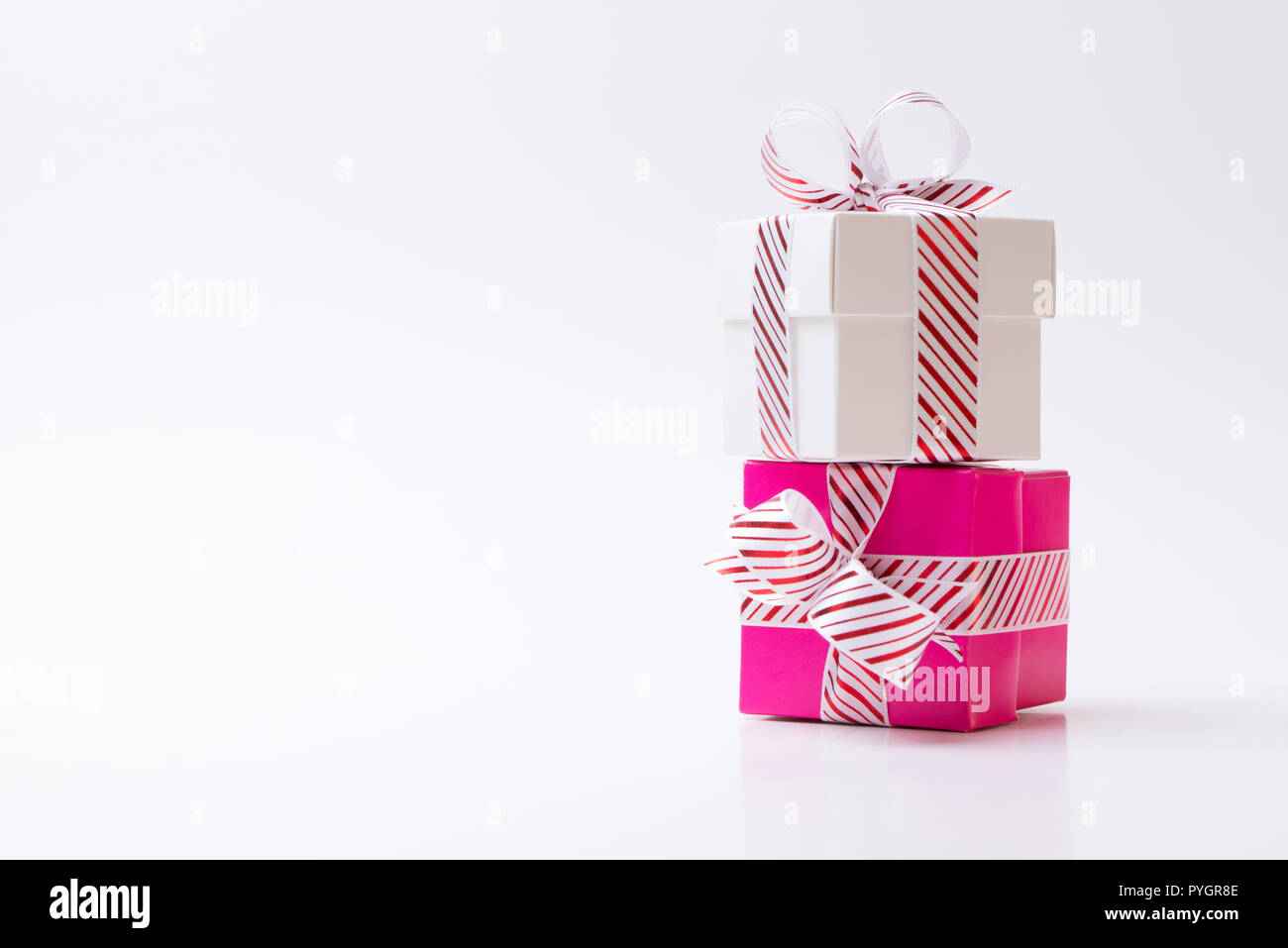 Rosa und weissen Geschenkkarton mit White Red stripe Ribbon gebunden Stockfoto