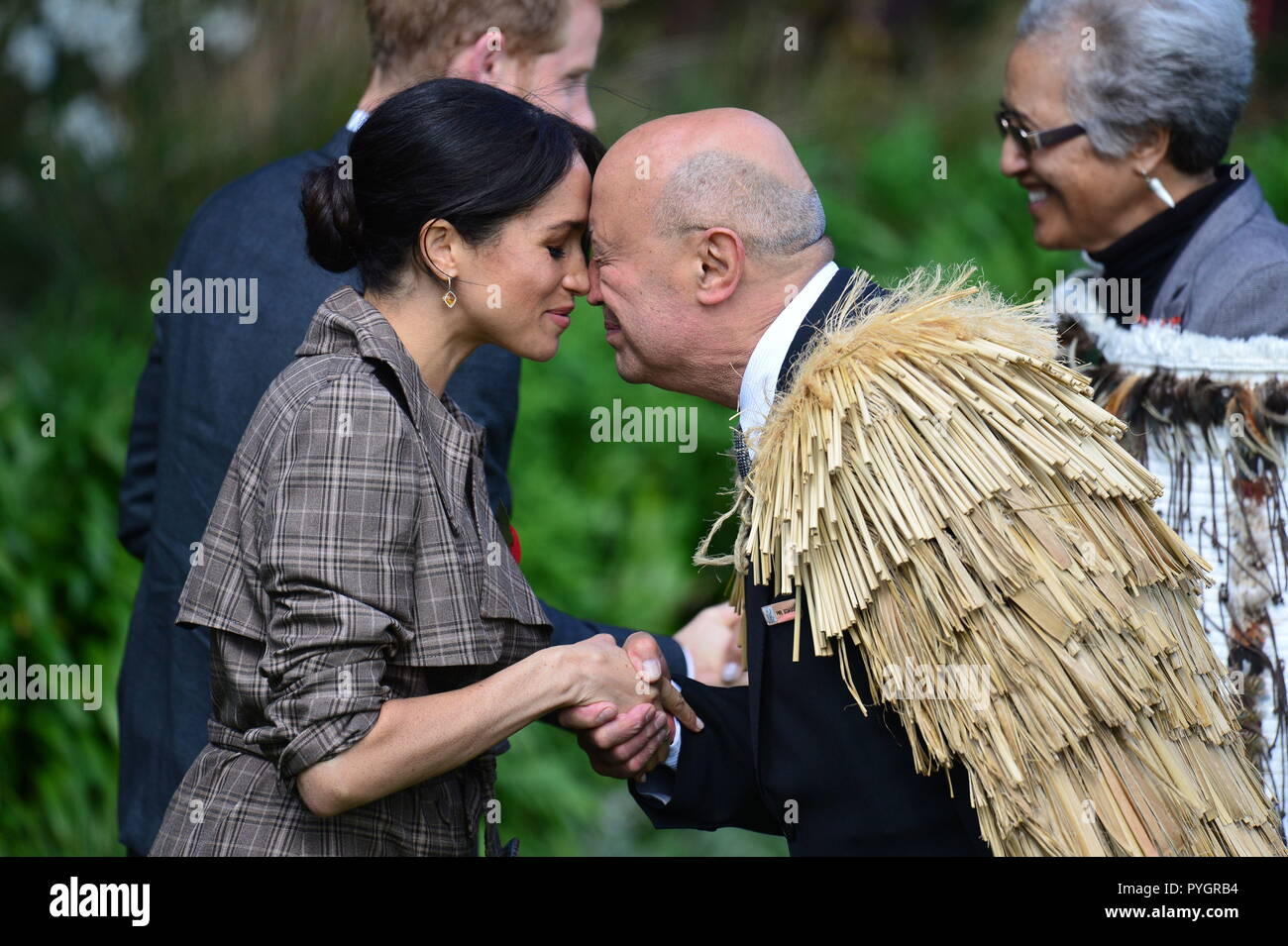 Die Herzogin von Sussex erhält ein hongi, die traditionelle Maori Gruß, an einer offiziellen Begrüßungszeremonie auf dem Government House in Wellington, am ersten Tag der Tour ist das königliche Paar von Neuseeland. Stockfoto