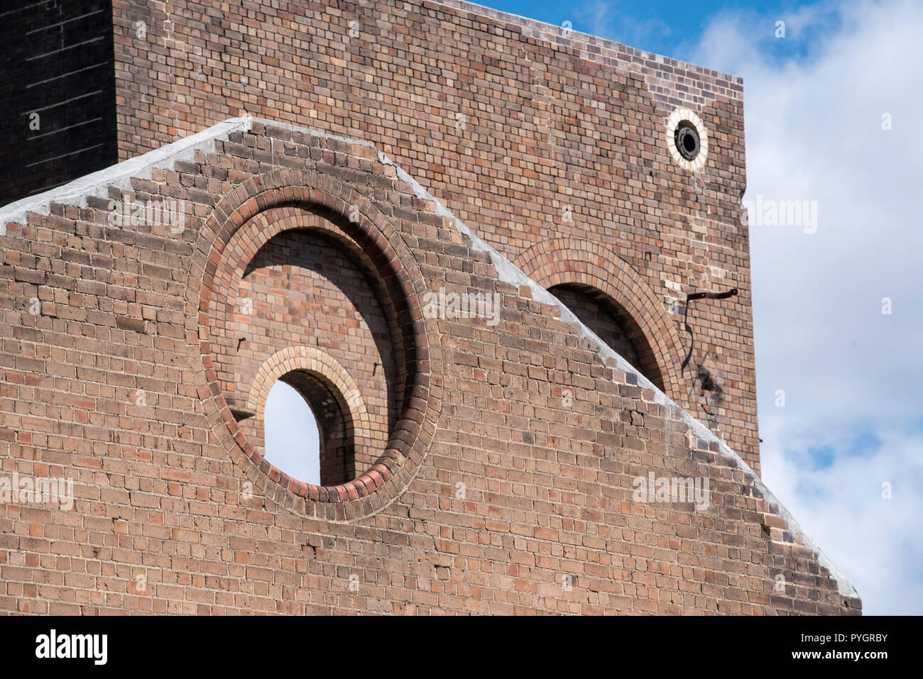 Ein Ziegelstein Kreis in einem der übrigen Wände von Australiens erster Hochofen und Stahlwerk, Hochofen Park in Lithgow New South Wales, Australien Stockfoto