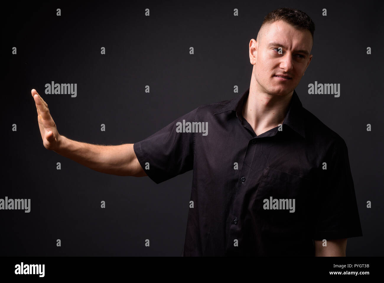 Profil anzeigen von Geschäftsmann, Ablehnung Stoppschild mit Hand Stockfoto