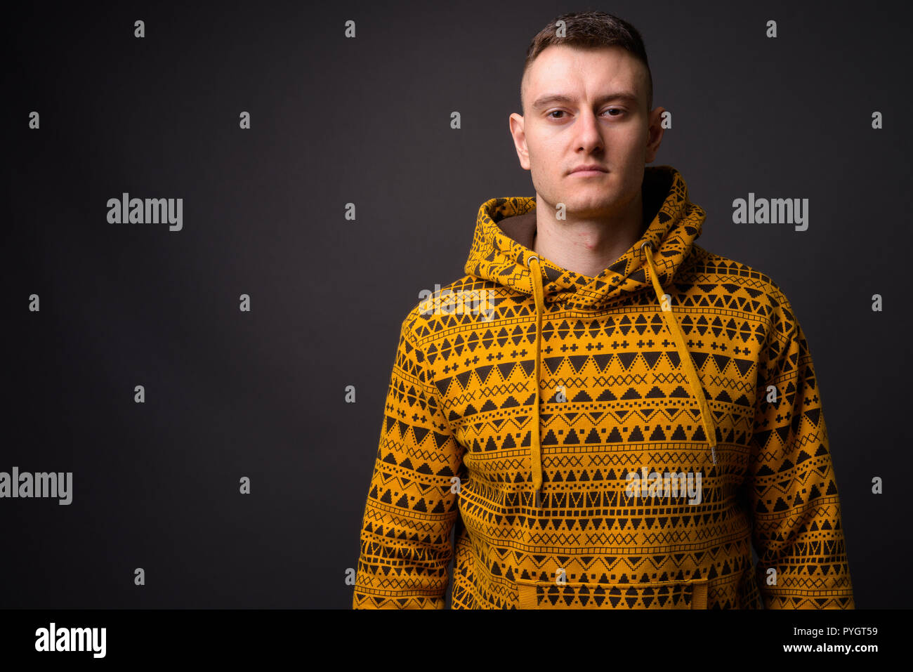 Gelber hoodie -Fotos und -Bildmaterial in hoher Auflösung – Alamy