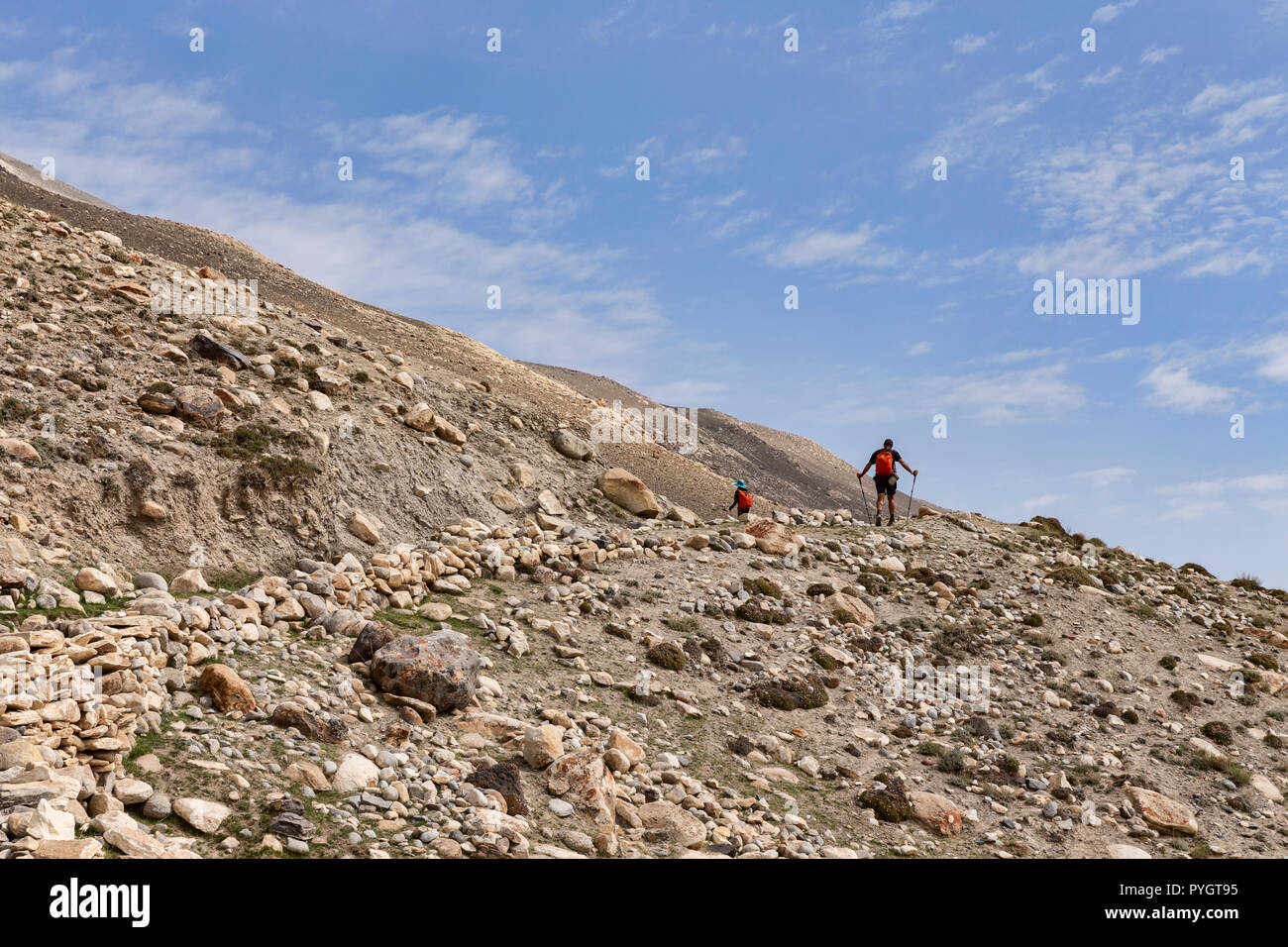 Wanderer Wandern der wunderschöne Engels Peak Hill trek neben einem traditionellen Pamiri Deich, oder Wasser Kanal, Langar, tadschikischen Wakhan, Pamir, Taj Stockfoto