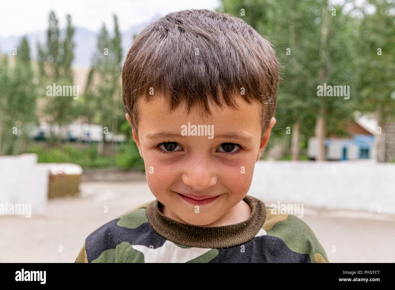 Porträt eines lächelnden Pamiri Kind in Langar Dorf, tadschikischen Wakhan, Pamir, Tadschikistan Stockfoto