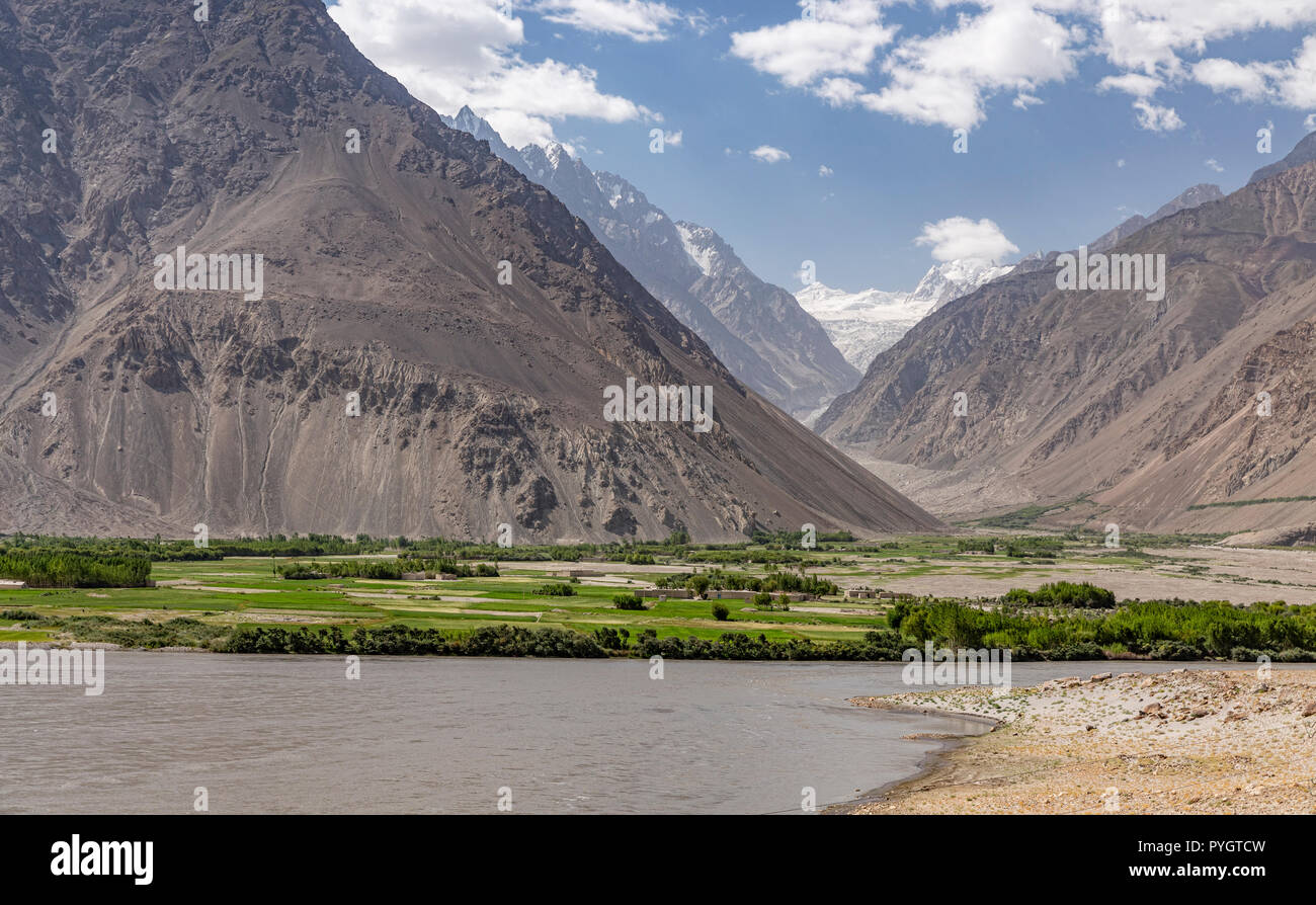 Afghan Hindu Kush und Anoshah Gletscher mit panj River im Vordergrund, Zoogvand, tadschikischen Wakhan, Pamir, Tadschikistan Stockfoto