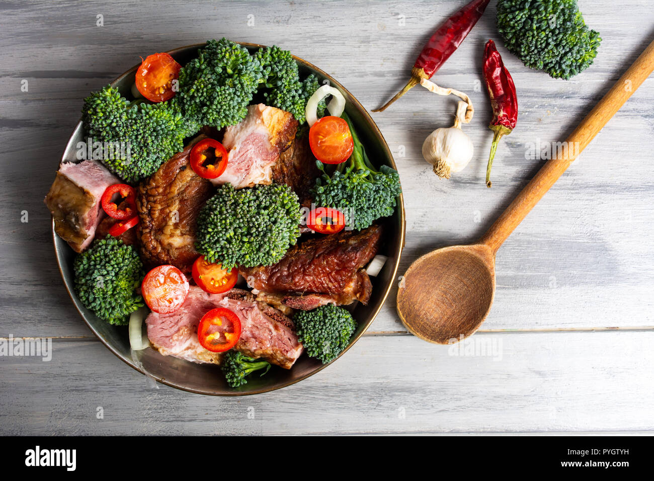 Fleisch mit Gemüse für das Kochen in einem Topf Top View Stockfoto
