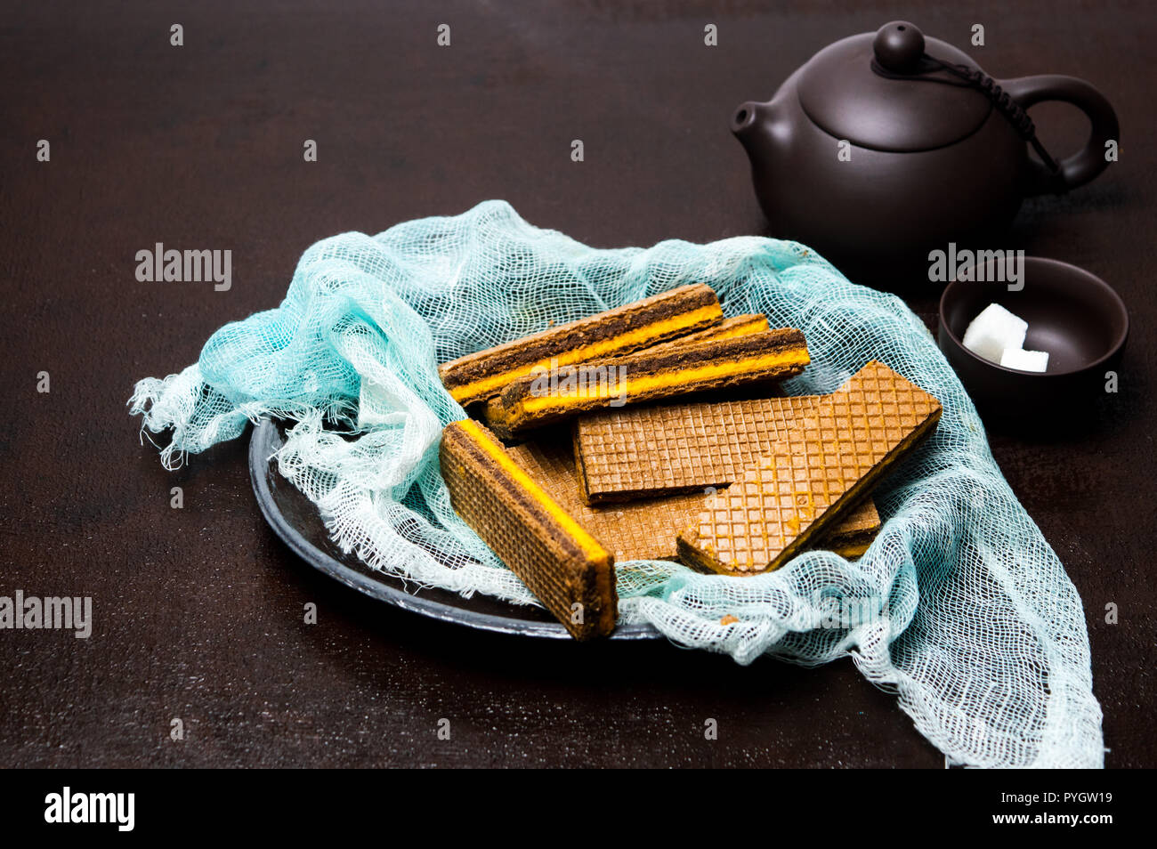 Wafer Schokolade auf einer Platte mit einer Teekanne Stockfoto