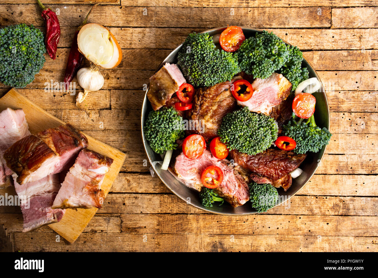 Fleisch mit Gemüse für das Kochen in einem Topf Top View Stockfoto