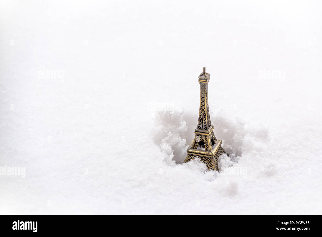 Eiffelturm Miniatur im Schnee. Winter Schneefall in Paris Konzept Stockfoto