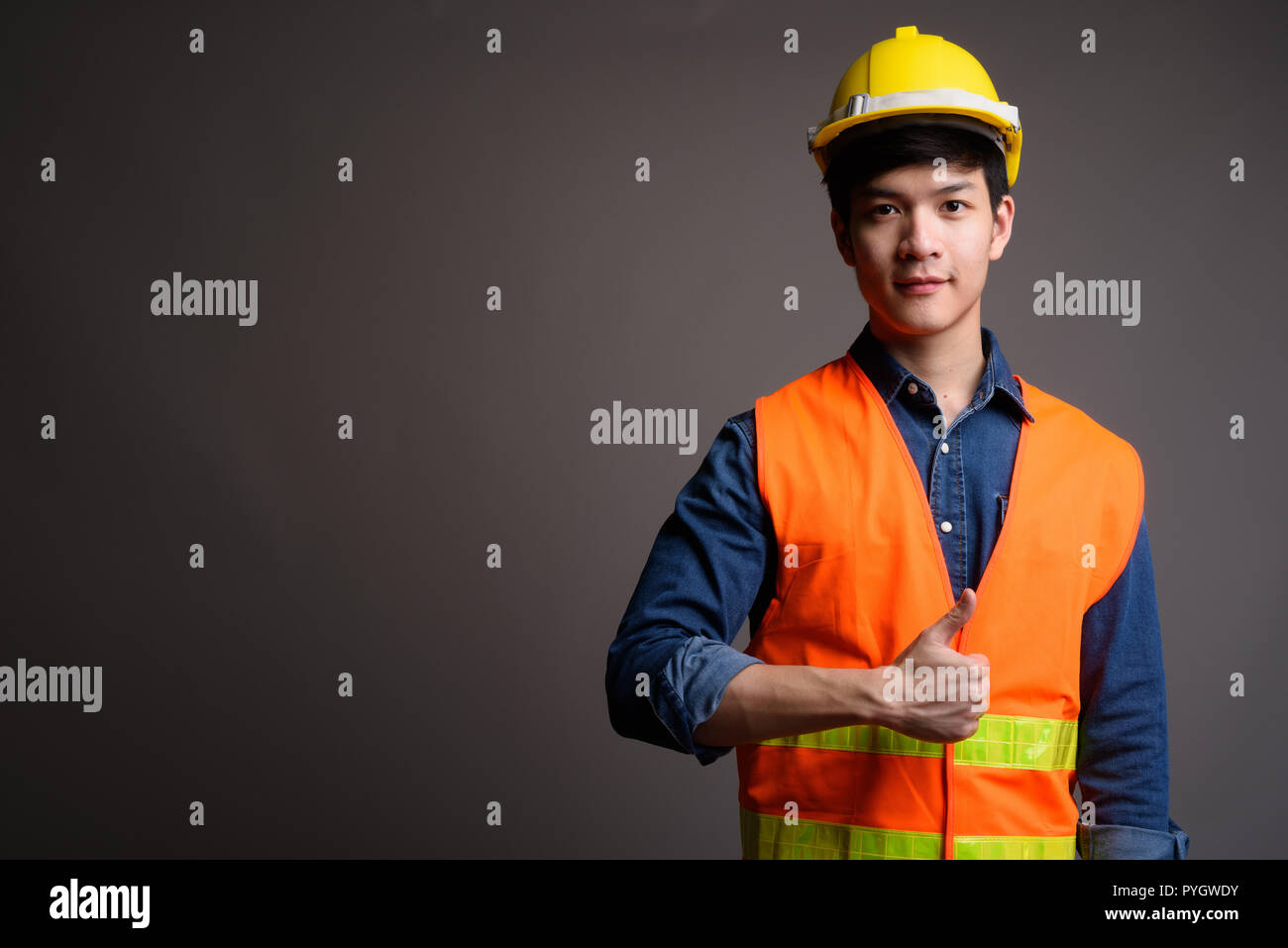 Asiatischer mann Bauarbeiter Daumen hoch geben Stockfoto