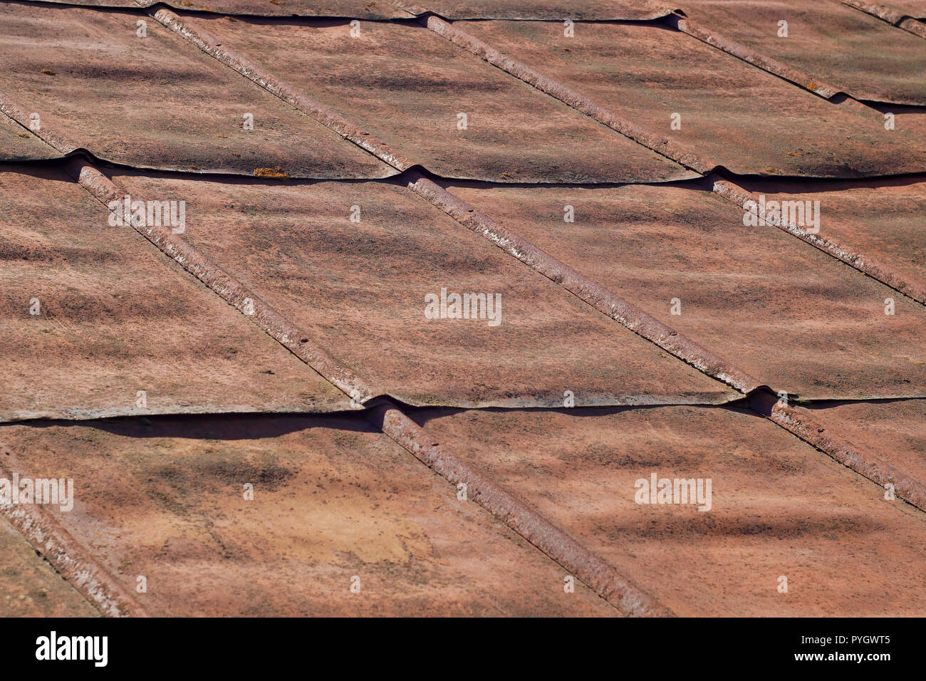 Detail der alten verwitterten Metall rot rostigem Eisen Dach Stockfoto