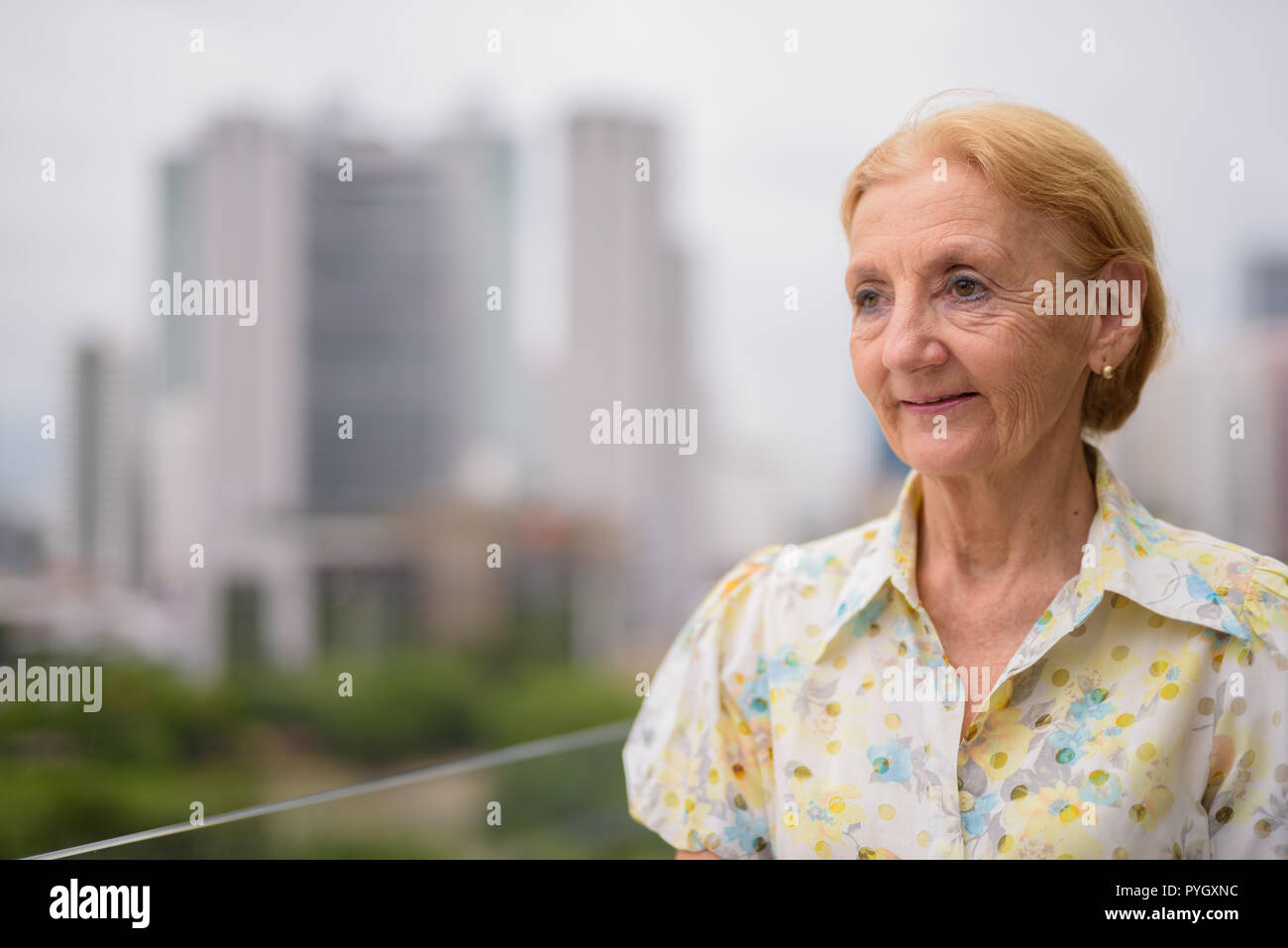 Schöne ältere Frau denken im Freien in der Stadt Stockfoto