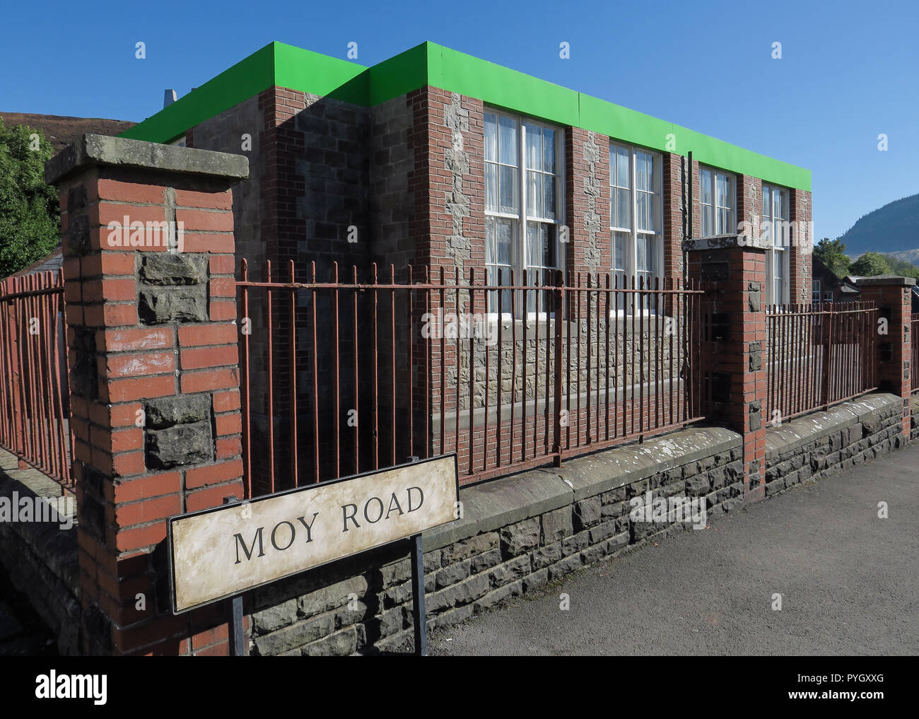 Szenen für Saison 3 der Krone wird in und um die Glynhafod Schule in Treorchy gefilmt werden. Allgemeine Ansichten des Glynhafod Junior School in Treorchy aus dem Berg hinter sich. Die stillgelegte Schule wird als Pantglas Junior School, die im Oktober 1966 wurde in einen Bergsturz der Zeche Abfall versenkt, die den Tod von 116 Kindern und 28 Erwachsenen. Mit: Anzeigen Wo: treorchy Glamorgan, Großbritannien Wann: 27 Sep 2018 Credit: WENN.com Stockfoto