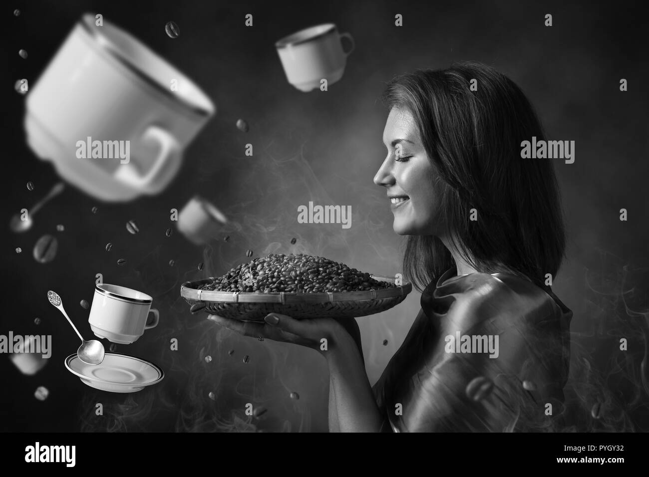 Closeup Portrait von hübsches Mädchen halten warme geröstete Kaffeebohnen in den Händen. Cute woman genießen Kaffee Aroma. Schwarz und Weiß. Stockfoto