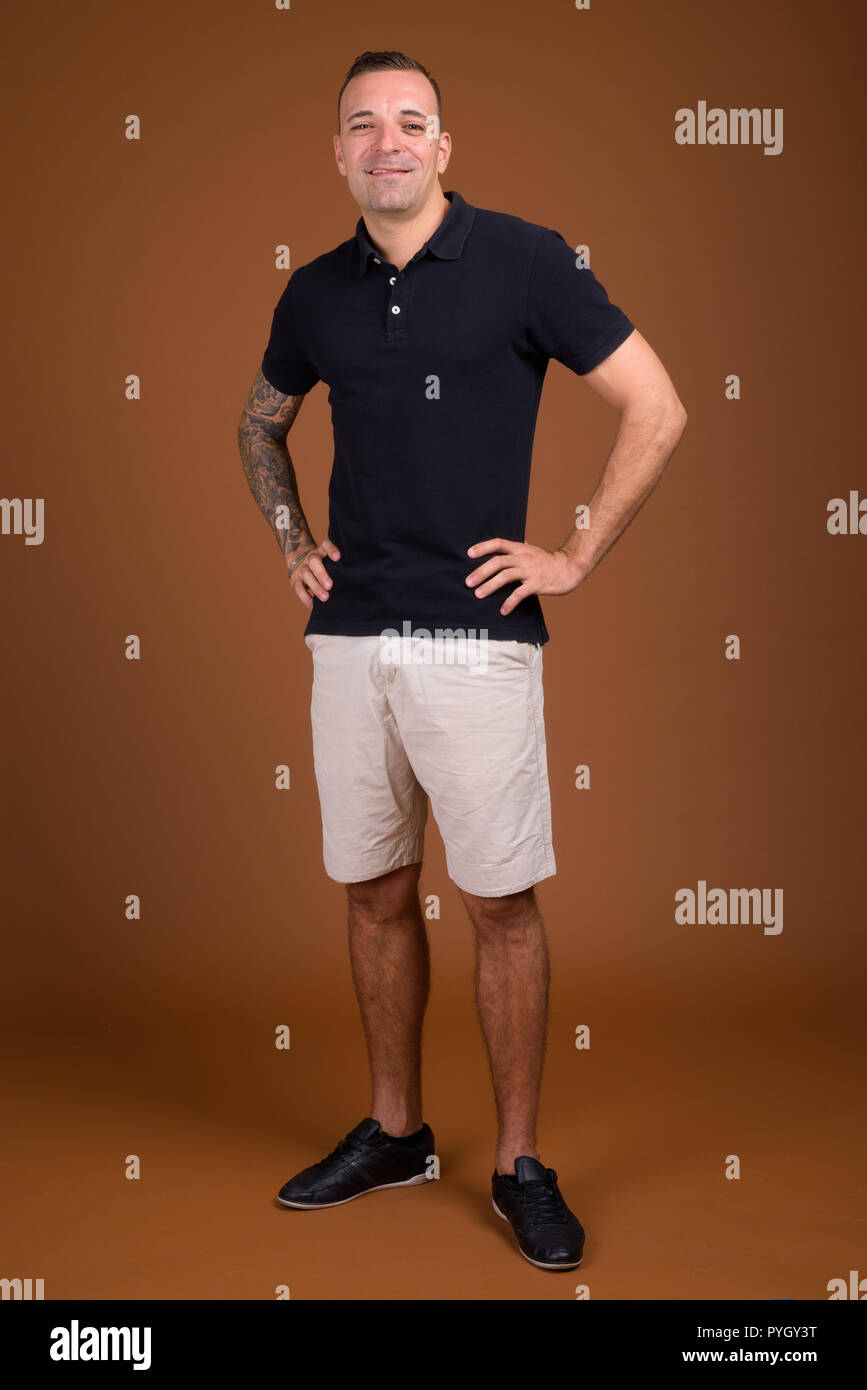 Mann mit schwarzen T-Shirt gegen die braunen Hintergrund Stockfoto