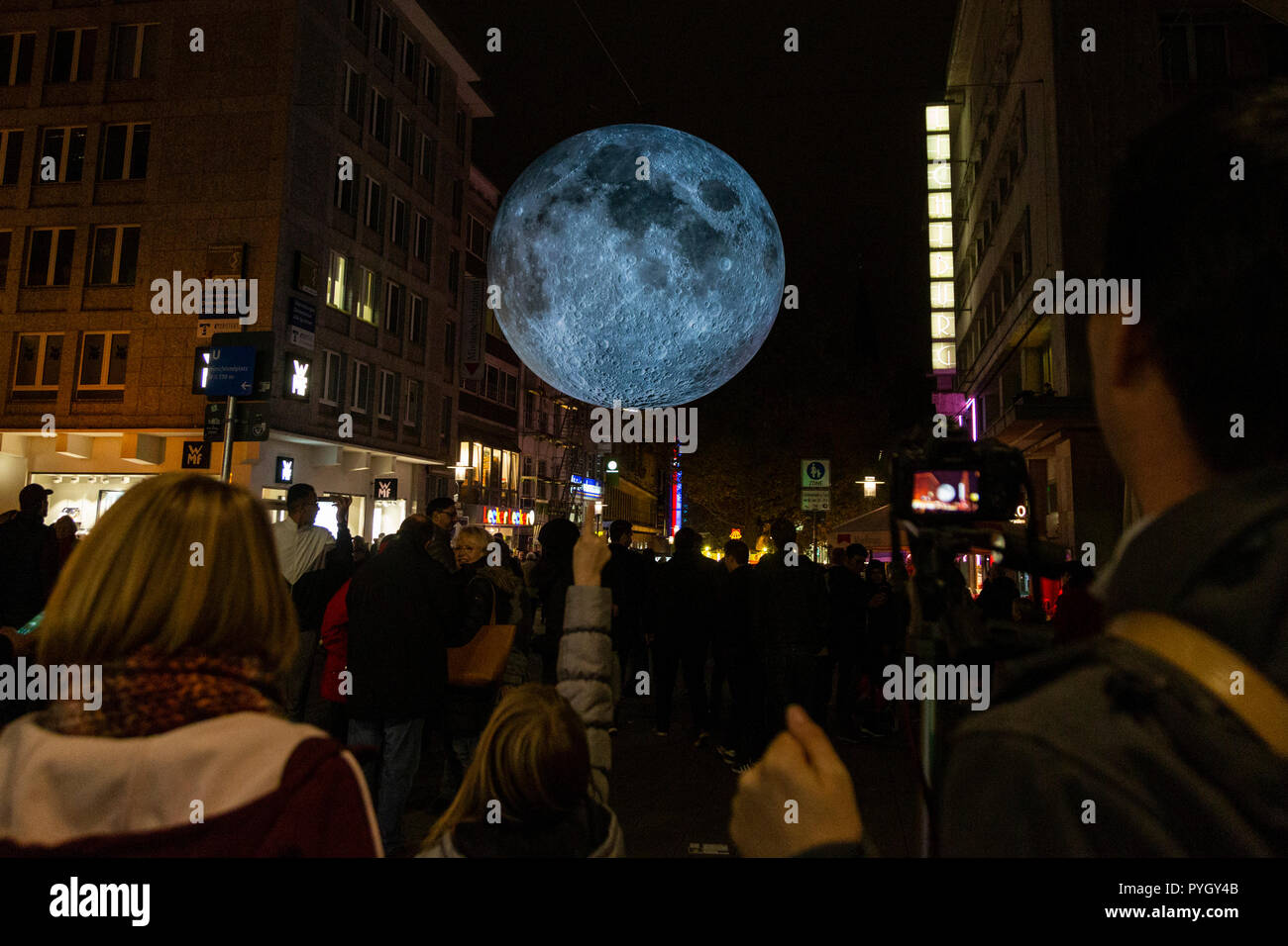 Essen, Deutschland. Riesige Mond über Kettwiger Straße. Museum des Mondes durch britische Künstler Luke Jerram. Die 2018 Essen Licht Festival erhält unterwegs mit vielen Licht Kunst Anlagen in der ganzen Stadt Zentrum bis 4. November 2018. Stockfoto