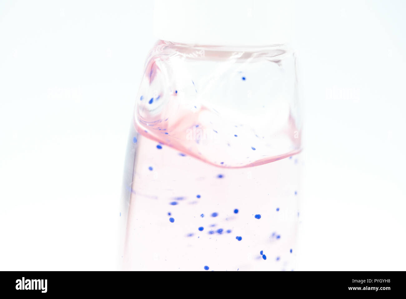 Umweltverschmutzung Konzept Bild, Body Scrub Gel mit Mikroperlen Stockfoto