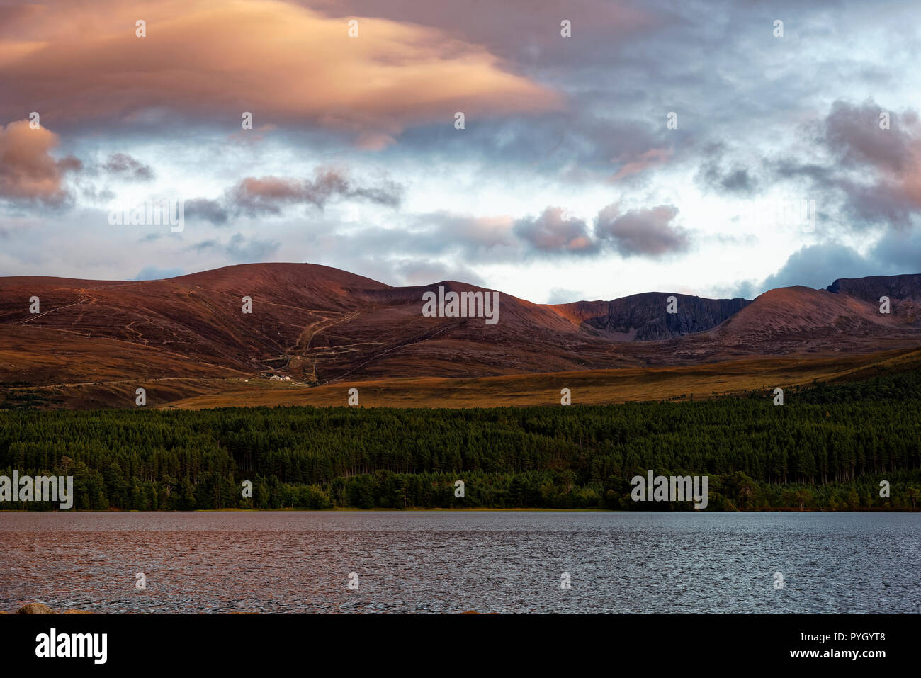 Letzte Sonne auf Loch Morlich & Cairngorm Mountains Stockfoto