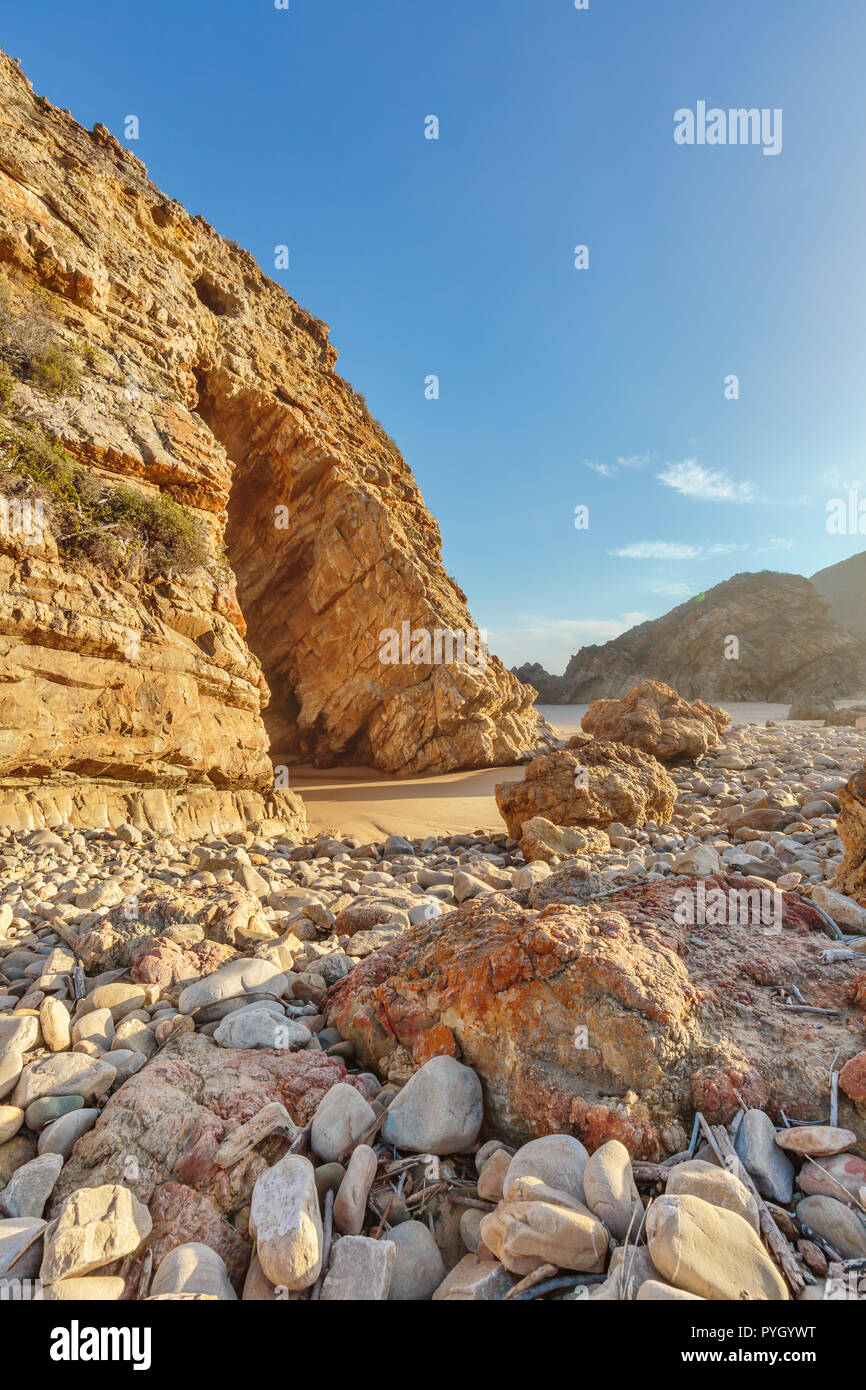 "Arch Rock' auf Keurbooms Beach, in der Nähe von Plettenberg Bay, Südafrika. Dies ist eine beliebte Touristenattraktion Stockfoto