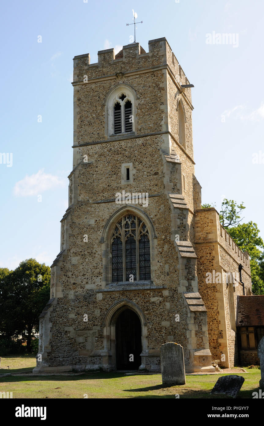 St Mary's Church, Great Wymondley, ist einer von nur drei Kirchen in Hertfordshire mit einer Apsis Altarraum. Es hat eine fünfzehnten Jahrhundert West Tower. Stockfoto