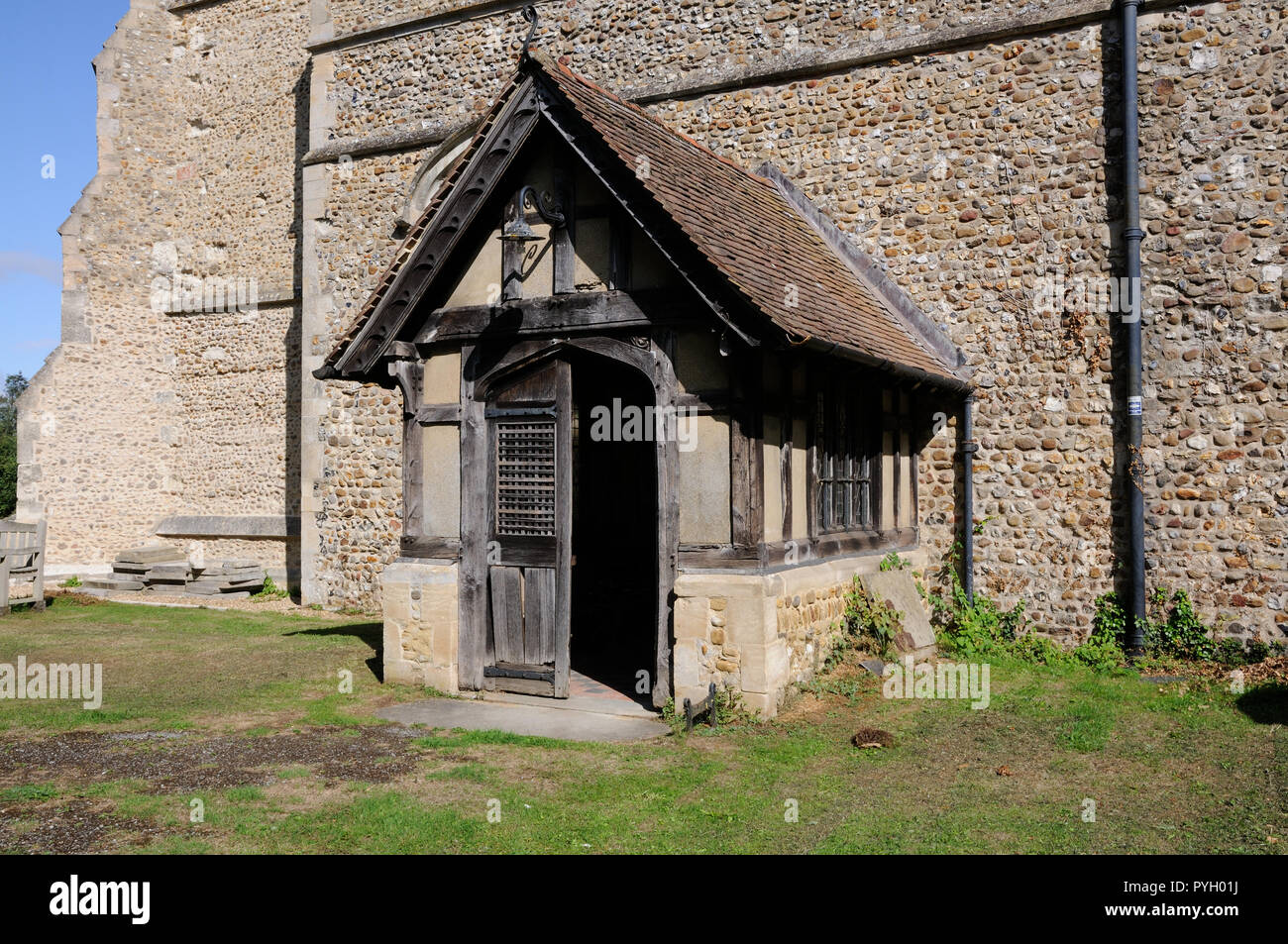 St Mary's Church, Great Wymondley, ist einer von nur drei Kirchen in Hertfordshire mit einer Apsis Altarraum. Es hat eine fünfzehnten Jahrhundert West Tower. Stockfoto