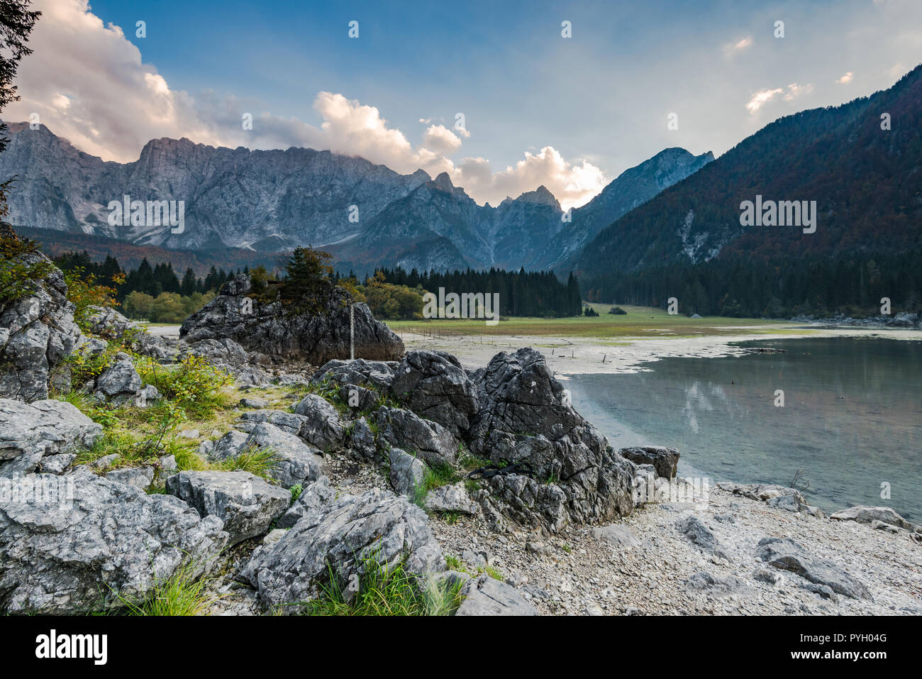 Fusine Seen mit Alpine Landschaft, Italien. Stockfoto