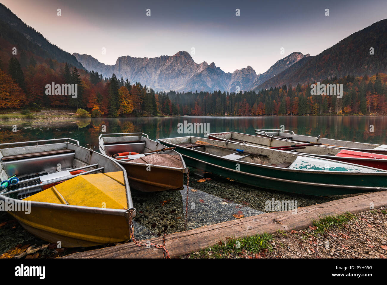 Turist Boote in Fusine Seen in Italien. Stockfoto