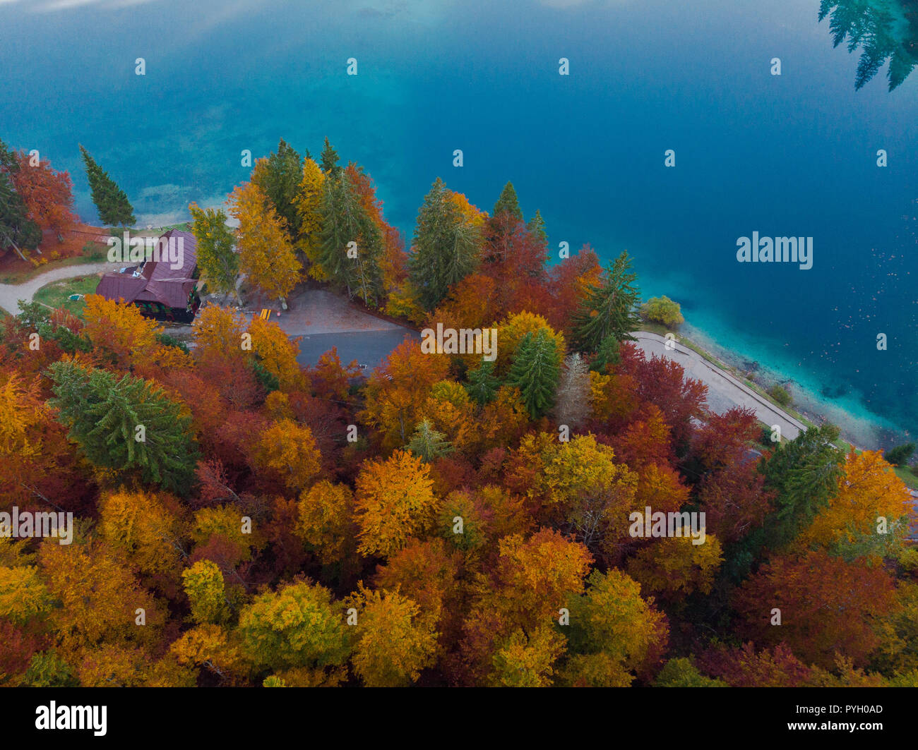 Fusine Seen in Italien im Herbst, Luftbild. Stockfoto