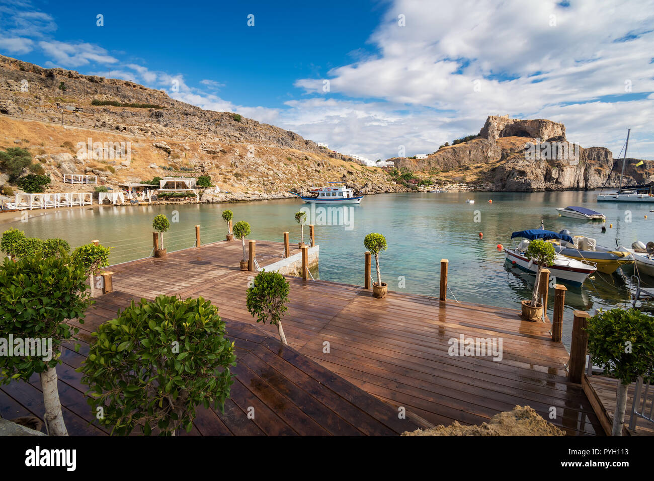 St. Paul Bucht mit Booten, im Hintergrund die Akropolis von Lindos (Rhodos, Griechenland) Stockfoto