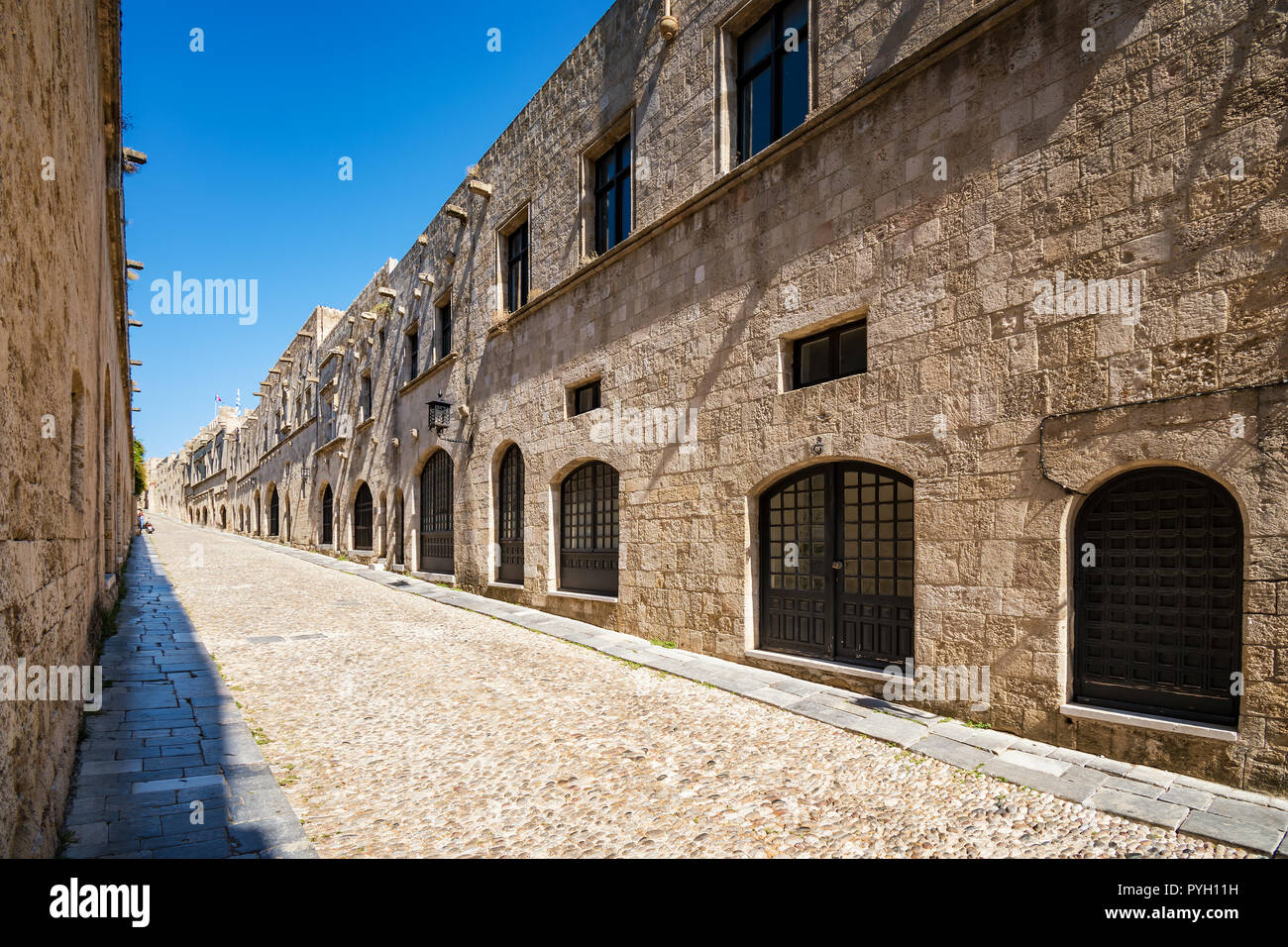 Leere Straße der Ritter (Ippoton) in der Stadt Rhodes (Rhodos, Griechenland) Stockfoto